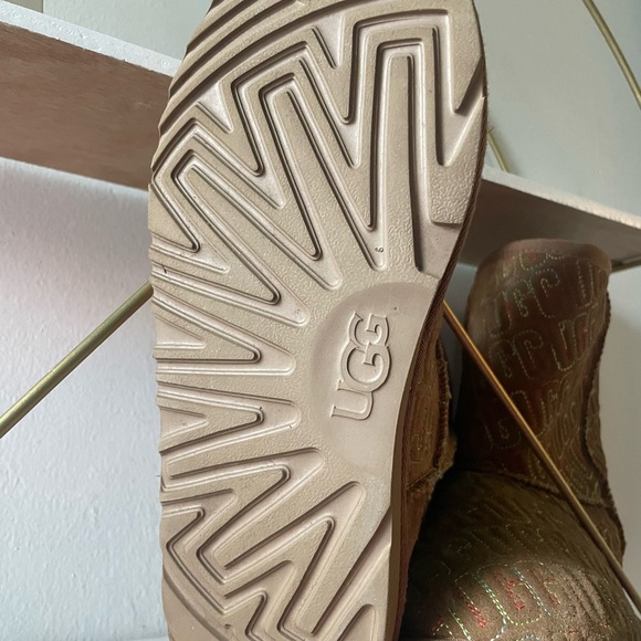 UGG boots NWOT - Picture 2 of 3